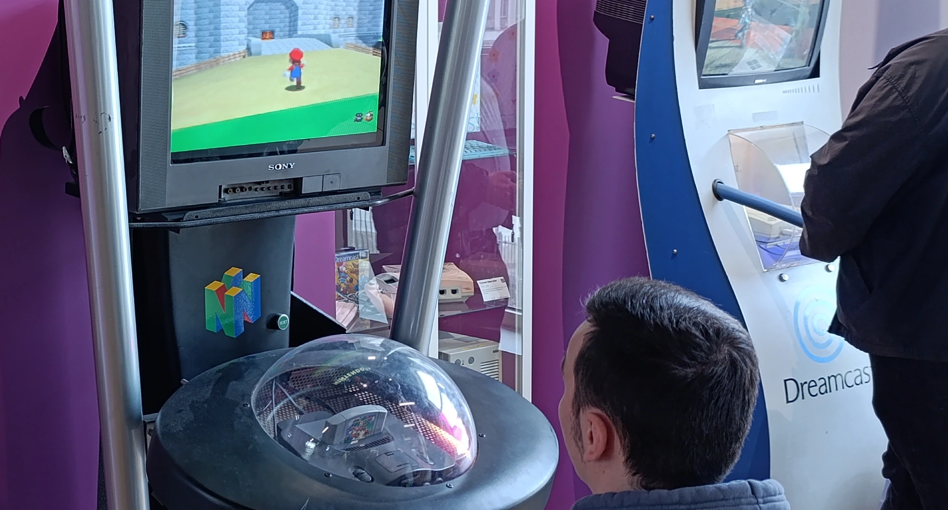 Une exposition interactive avec des machines de jeux vidéo