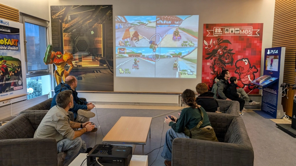 Une exposition interactive avec des machines de jeux vidéo